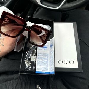 Oversized women’s Gucci sunglasses